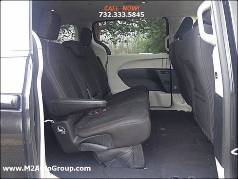 Used 2017 Chrysler Pacifica Touring image 14