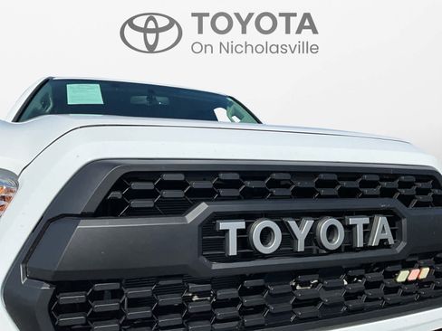 Used 2017 Toyota Tacoma SR AWD/4WD image 19