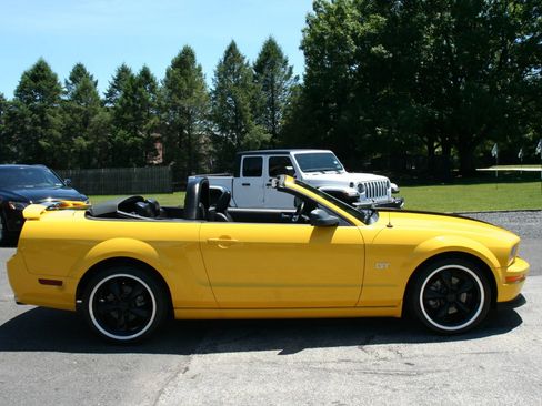 Used 2006 Ford Mustang GT Premium RWD image 18