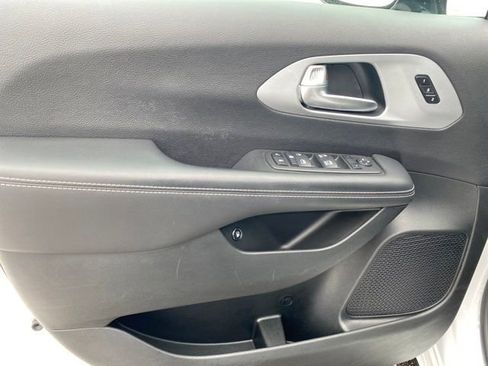 Used 2024 Chrysler Pacifica Select image 15