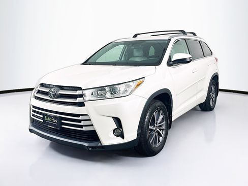 Used 2018 Toyota Highlander XLE AWD/4WD image 3