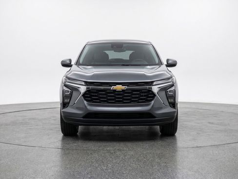 Used 2025 Chevrolet Trax LT FWD image 2