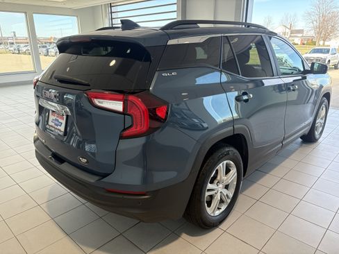 Used 2024 GMC Terrain SLE w/ Driver Convenience Package image 5
