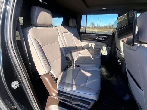 Used 2021 GMC Yukon XL SLT w/ Rear Media and Nav Package image 17