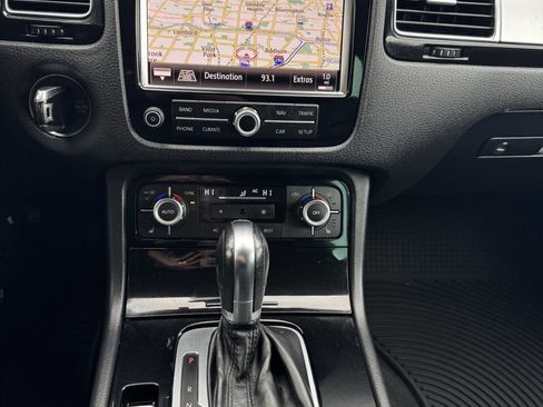 Used 2012 Volkswagen Touareg Sport image 17