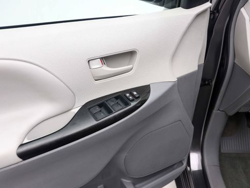 Used 2012 Toyota Sienna LE FWD image 19