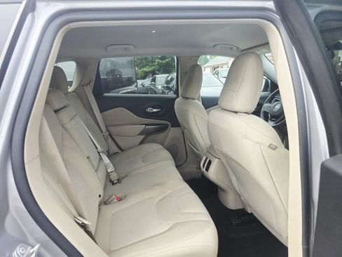 Used 2019 Jeep Cherokee Latitude w/ Popular Appearance Group AWD/4WD image 15