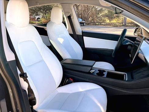 Used 2021 Tesla Model Y Long Range image 8