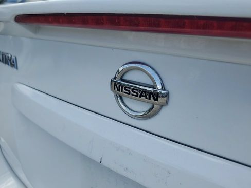 Used 2012 Nissan Sentra 2.0 SR w/ Special Edition Pkg FWD image 8