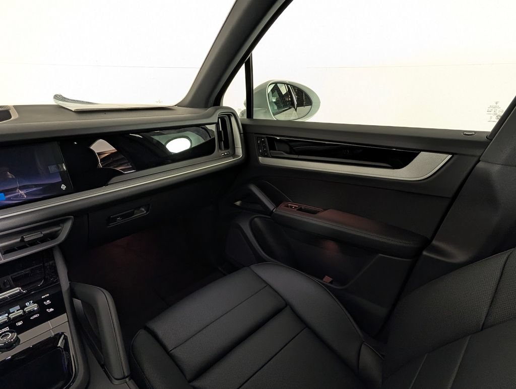 Certified 2026 Porsche Cayenne AWD/4WD image 19