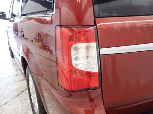Used 2016 Chrysler Town & Country Touring w/ Driver Convenience Group FWD image 16