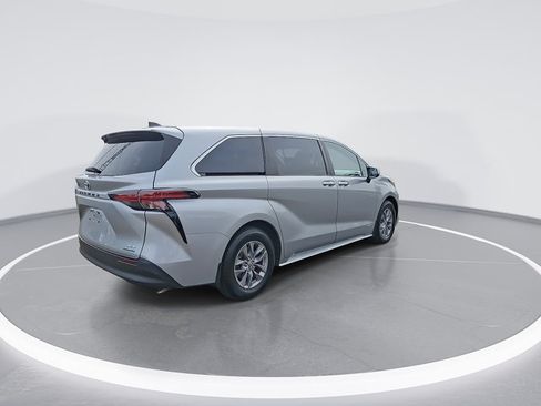 Used 2021 Toyota Sienna XLE FWD image 9