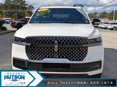 New 2025 Lincoln Navigator Reserve image 3