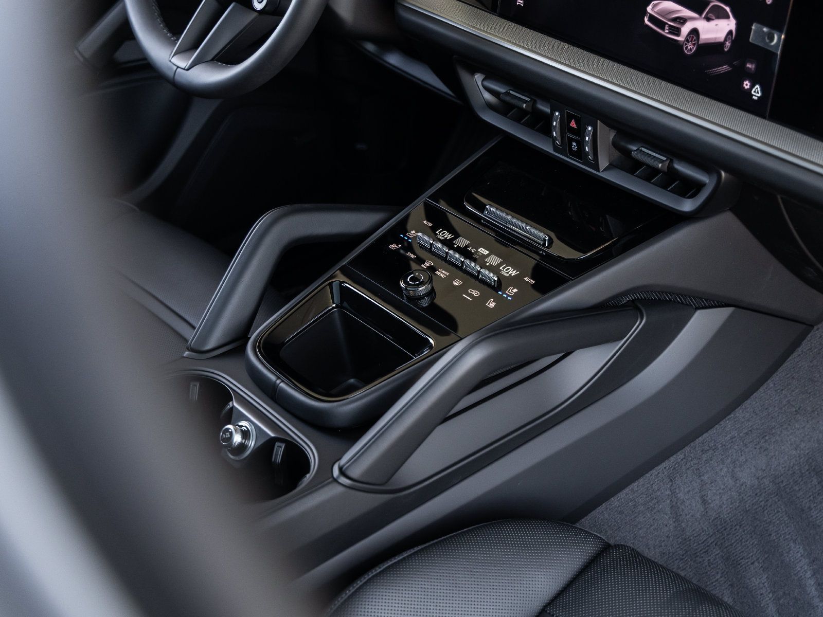 Certified 2025 Porsche Cayenne E-Hybrid Coupe AWD/4WD image 32