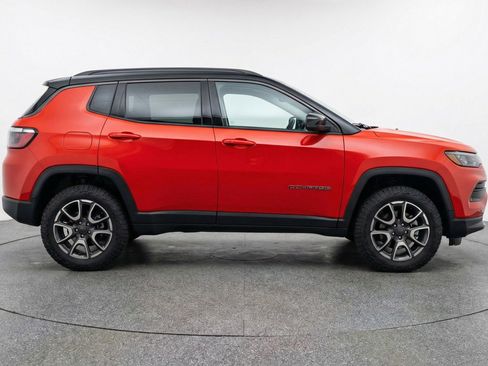 Used 2025 Jeep Compass Trailhawk AWD/4WD image 11