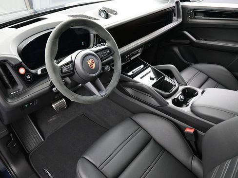 New 2026 Porsche Cayenne GTS image 4
