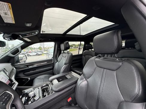 Used 2022 Jeep Wagoneer Series III w/ Premium Group I AWD/4WD image 13