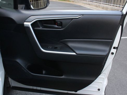 Used 2020 Toyota RAV4 LE FWD image 28