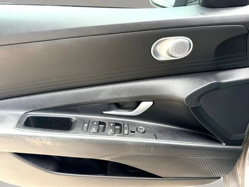 Used 2023 Hyundai Elantra SE FWD image 9