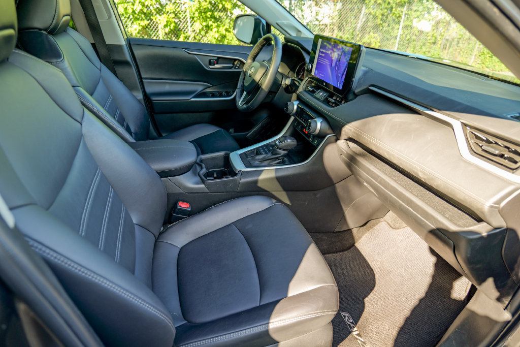 Used 2023 Toyota RAV4 XLE Premium AWD/4WD image 35