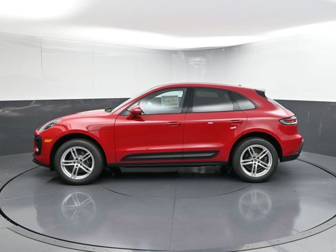 Certified 2025 Porsche Macan image 2