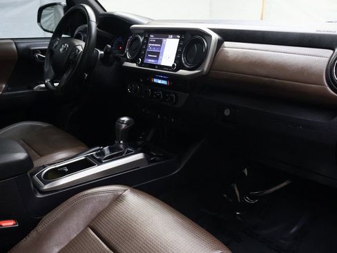Used 2022 Toyota Tacoma Limited image 10