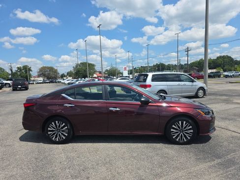 Used 2025 Nissan Altima 2.5 SV FWD image 3