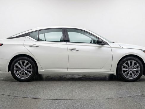 Used 2025 Nissan Altima 2.5 SV FWD image 11