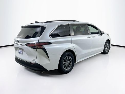 Used 2022 Toyota Sienna XLE w/ XLE Plus Package AWD/4WD image 5