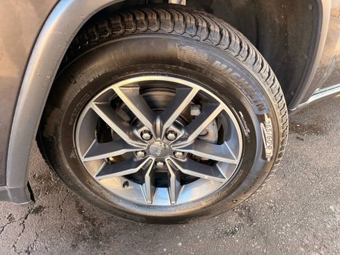 Used 2018 Jeep Grand Cherokee Limited image 40