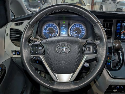 Used 2017 Toyota Sienna XLE Premium image 38