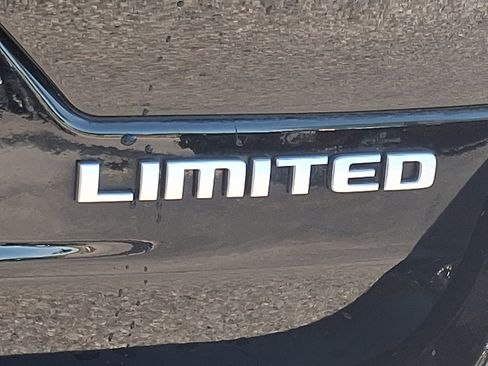 Used 2024 Jeep Grand Cherokee Overland AWD/4WD image 32