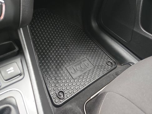 Used 2020 Jeep Cherokee Latitude w/ Cold Weather Group image 31