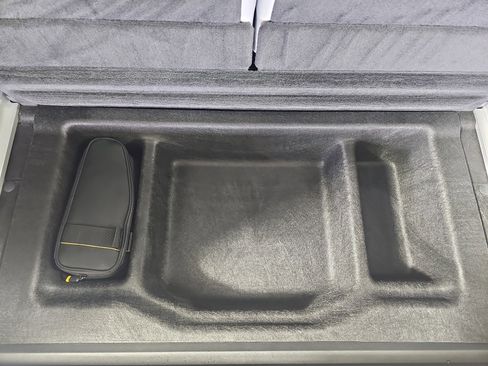 Used 2025 Rivian R1S Adventure image 33