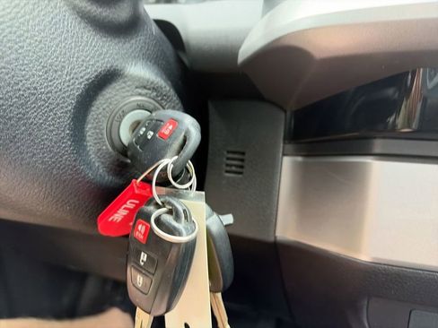 Used 2018 Toyota Tacoma SR5 RWD image 23