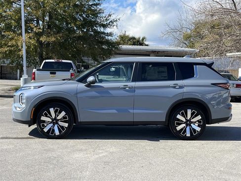 New 2026 Mitsubishi Outlander SE image 2