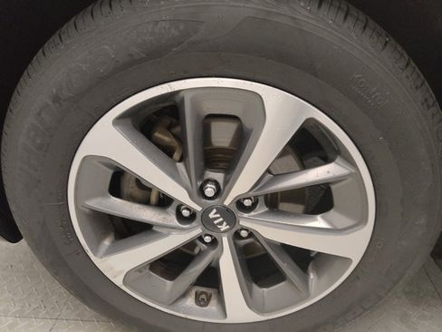 Used 2019 Kia Sorento EX image 31