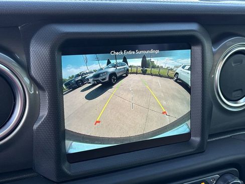 Used 2022 Jeep Wrangler Unlimited Sahara AWD/4WD image 18