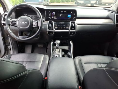 Used 2023 Kia Sorento EX w/ Panoramic Sunroof Package FWD image 9