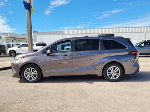 Used 2021 Toyota Sienna Platinum image 4