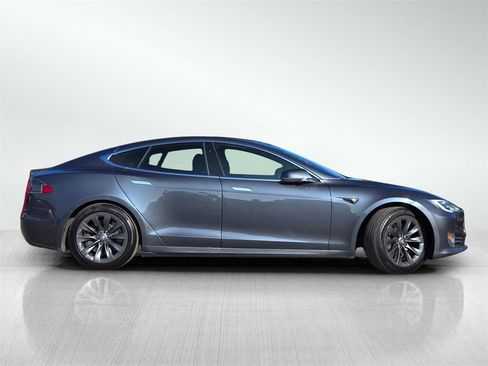 Used 2020 Tesla Model S Long Range Plus image 3