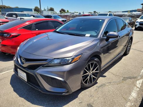 Used 2021 Toyota Camry SE FWD image 3