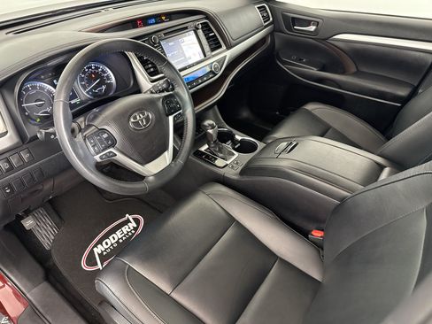 Used 2019 Toyota Highlander XLE AWD/4WD image 19