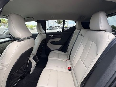 Used 2022 Volvo XC40 T4 Momentum FWD image 16