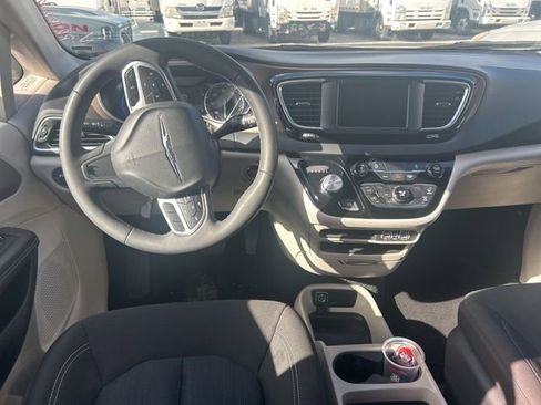 Used 2024 Chrysler Voyager LX image 15
