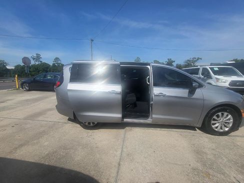 Used 2017 Chrysler Pacifica Touring w/ Tire & Wheel Group FWD image 11