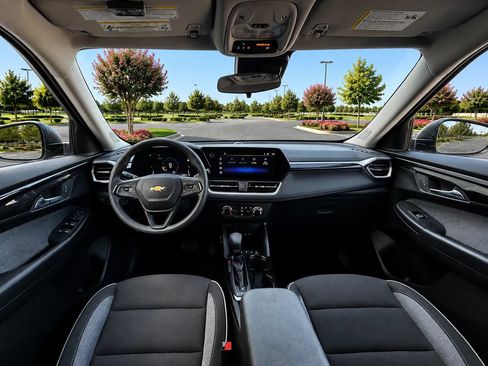 Used 2025 Chevrolet TrailBlazer LS w/ LS Convenience Package FWD image 10