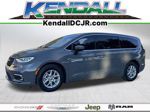 Used 2023 Chrysler Pacifica Touring-L image 1