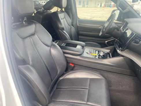 Certified 2024 Jeep Wagoneer L Series II w/ Flexible Seating Group image 6