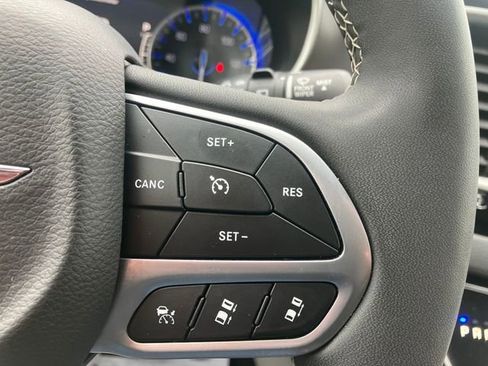 Used 2023 Chrysler Pacifica Touring-L image 6